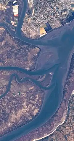 Вид на устье реки Мбулузи (в центре) с МКС 29 декабря 2009 года