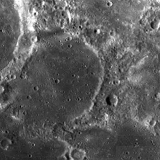 Снимок зонда Lunar Reconnaissance Orbiter. Кратер Ибн Юнус в центре снимка, в верхней левой части снимка видна часть кратера Годдард.