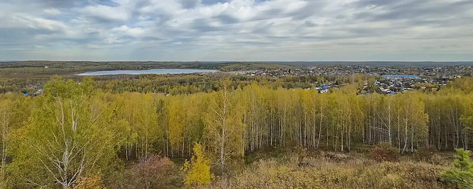 Вид с горы Лабаз-камень на озеро Икбулат и Северскую Дегтярку
