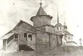 Деревянные храмы на Илезском погосте (слева направо: Николаевский, 1763 г.; Флоро-Лаврский, 1777 г.). Рисунок Ф. М. Вахрушова, нач. XX в.