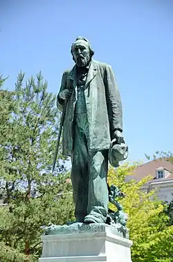 Памятник на площади Адольфа Пихлера в Инсбруке