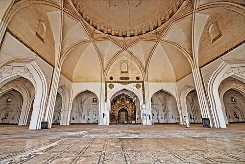 Нервюрный свод на пониженных стрельчатых арках в соборной мечети[англ.] Биджапура, XVI век