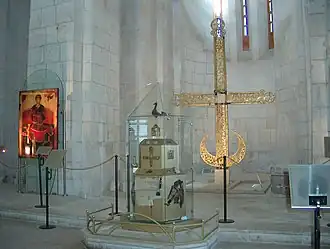 Старинный крест Дмитриевского собора во Владимире в экспозиции церкви.