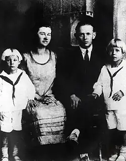 Маленький Александр Дубчек (слева) в г. Фрунзе (Бишкек). 1925 г.