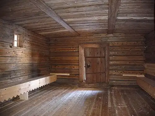 Вспарушенный дощатый потолок и дощатый пол в трапезной