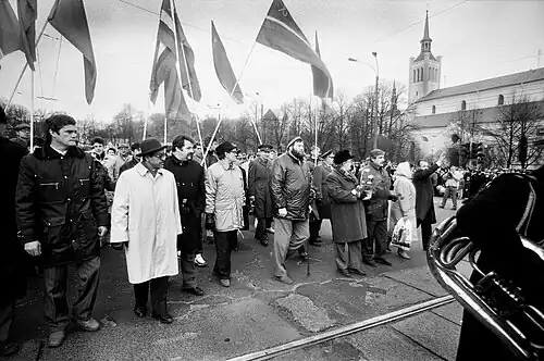 Участники «Интердвижения» на площади Победы после военного парада9 мая 1990 года, Таллин