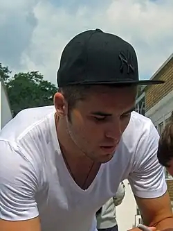 Ионицэ раздаёт автографы в Кёльне.