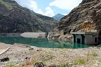 Водоприемник и плотина с верхнего бьефа