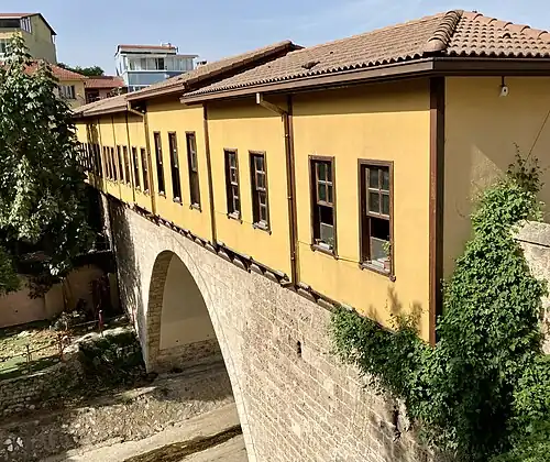 Торговые лавки на мосту в 2022 году