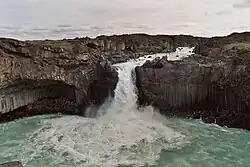 водопад Aldeyjarfoss на реке Скьяульвандафльоут