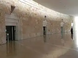 Другая сторона коридора, ворота в залы суда