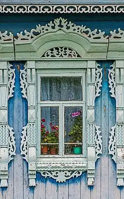 Окно с резным наличником эпохи эклектики. Нач. XX в.