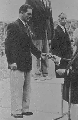 Адольф Мюллер (на заднем плане) и Ивар Шёлин  на церемонии награждения. Лондон, 1948