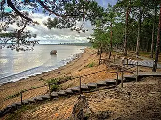 Походная тропа у берега моря