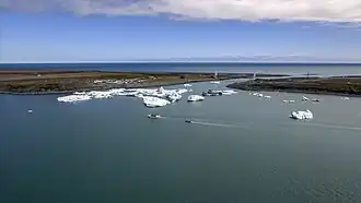 Лагуна Йёкюльсаурлоун и протока Йёкюльсау, соединяющая её с заливом Мирабюгюр.Июль 2016 года.