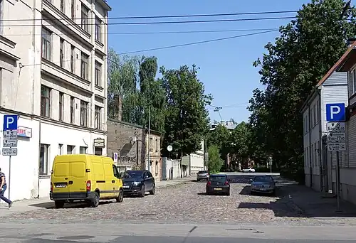 Вид от улицы Эмилияс Беньяминяс