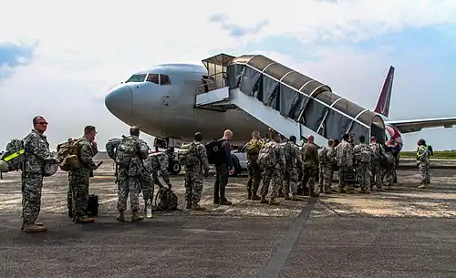 Военнослужащие США, участвовавшие в миссии, направленной на борьбу с эпидемией вируса Эбола, в ожидании перед вылетом. 1 января 2015