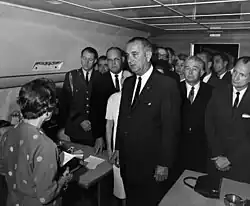 Сара Хьюз приводит Линдона Джонсона к присяге на борту Air Force One