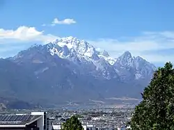 Вид из города на Юйлунсюэшань