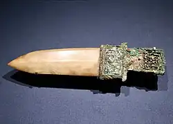 Культовый гэ из нефрита с бронзовой рукояткой, украшенной бирюзой. Династия Шан (ок. 1600—1100 до н. э.).  Восточный филиал Шанхайского музея.