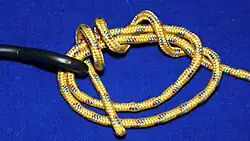 Jansik-Knoten[нем.]Профессиональный узел. Если позволяет поворотное кольцо, гораздо лучше пропустить материал дважды, так как он выдержит больше и будет прочнее.