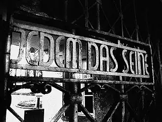 «Каждому своё» — надпись на входе в лагерь