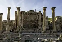 Экседра нимфеума в Джараше, Иордания