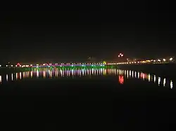 Ночной вид моста Цзяньинцзинянь через реку Мэйцзян