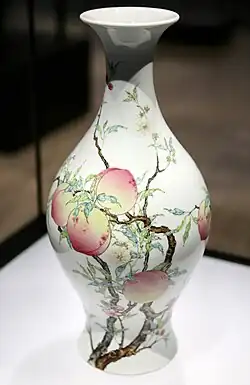 Цзиндэчжэньская ваза, расписанная в стиле «famille rose», с изображением ветвей персикового дерева и летучих мышей. Эпоха правления Иньчжэня, пятого императора из династии Цин (1723—1735).   Восточный филиал Шанхайского музея.