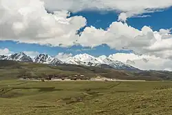 Буддийский монастырь у массива Zhara Lhatse