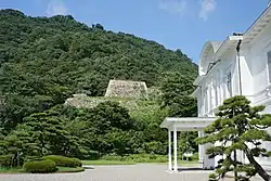 Фасад и руины замка Тоттори на заднем плане