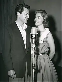 Байрон Палмер и Джоан Уэлдон на записи музыкальной программы в студии CBS (1955)