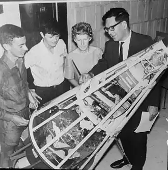 Джон Карвер (справа) со своими учениками из школы физики в 1970 году