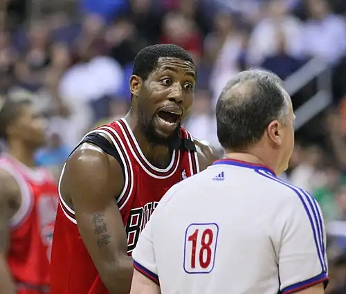 Джон Сэлмонс в игре за «Буллз» в 2009 году