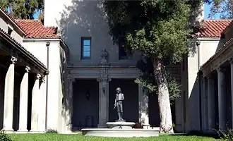 Лебус Корт, Музыкальный зал Бриджеса, Колледж Помоны, автор Майрон Хант в Клермонте, Калифорния, США (1915 г.)