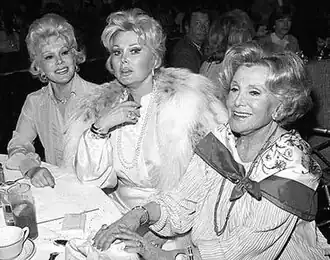 Джоли (справа) вместе с дочерьми Жа Жей (в центре) и Эвой на вечеринке в Беверли-Хиллз в 1979 году