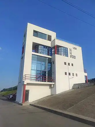 Судейская вышка Гребного канала в Горьком, построенная в 1988 году по проекту Ю. Карцева и С. Касаткина — один из примеров неоконструктивизма.