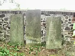 Три еврейские могильные плиты