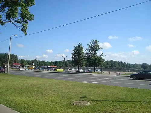 У конечной остановки «Югла-3»