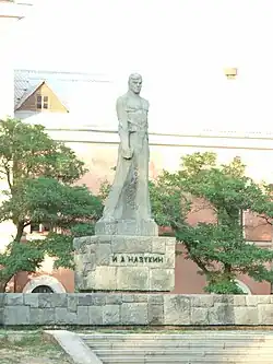 Памятник И. А. Назукину (скульпторы В. В. Петренко, В. З. Замеховский) Феодосия, ул. Горького