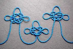 Слева — топовый узел;посреди — пьяный узел в основе топового;справа — кандальный узел в основе топового