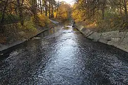 Среднее течение реки Клодница в городе Гливице осенью 2011 года