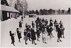 Ученики школы Вуоксела Алхола несут дрова, 1943