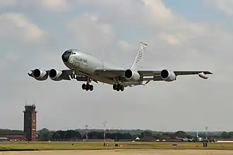Boeing KC-135 Stratotanker во время взлёта