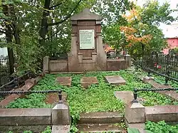 Братская могила большевиков-путиловцев В. П. Алексеева, С. С. Корнеева, И. В. Огородникова