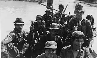 Боевики KPNLAF форсируют реку на западе Камбоджи (середина 1980-х гг.)