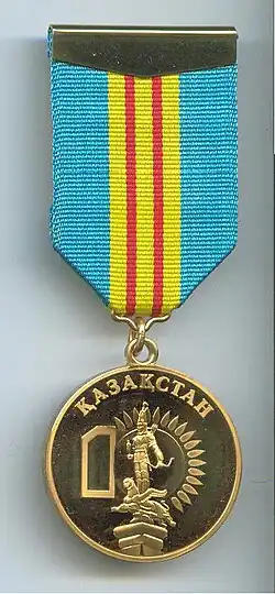 Изображение верхней части монумента на юбилейной медали в честь 10-летия независимости Республики Казахстан