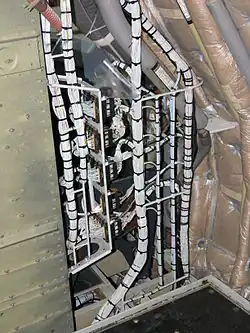 Пучки кабелей со стяжками в самолёте Airbus A320, 2005 год