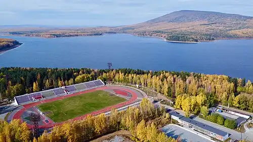 Вид на стадион и гору Качканар