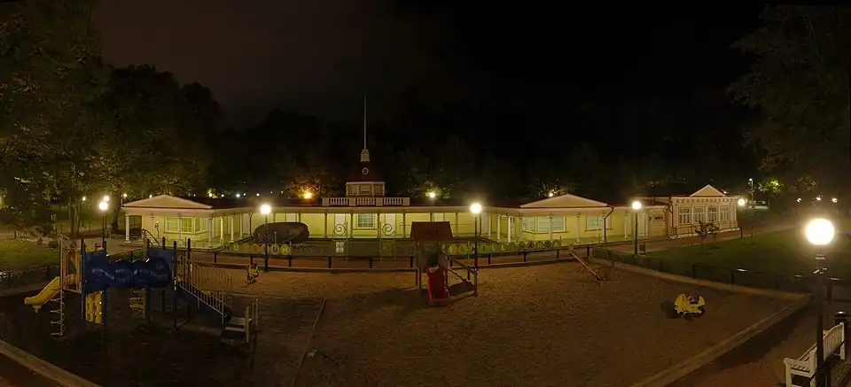 Павильон Детского парка ночью